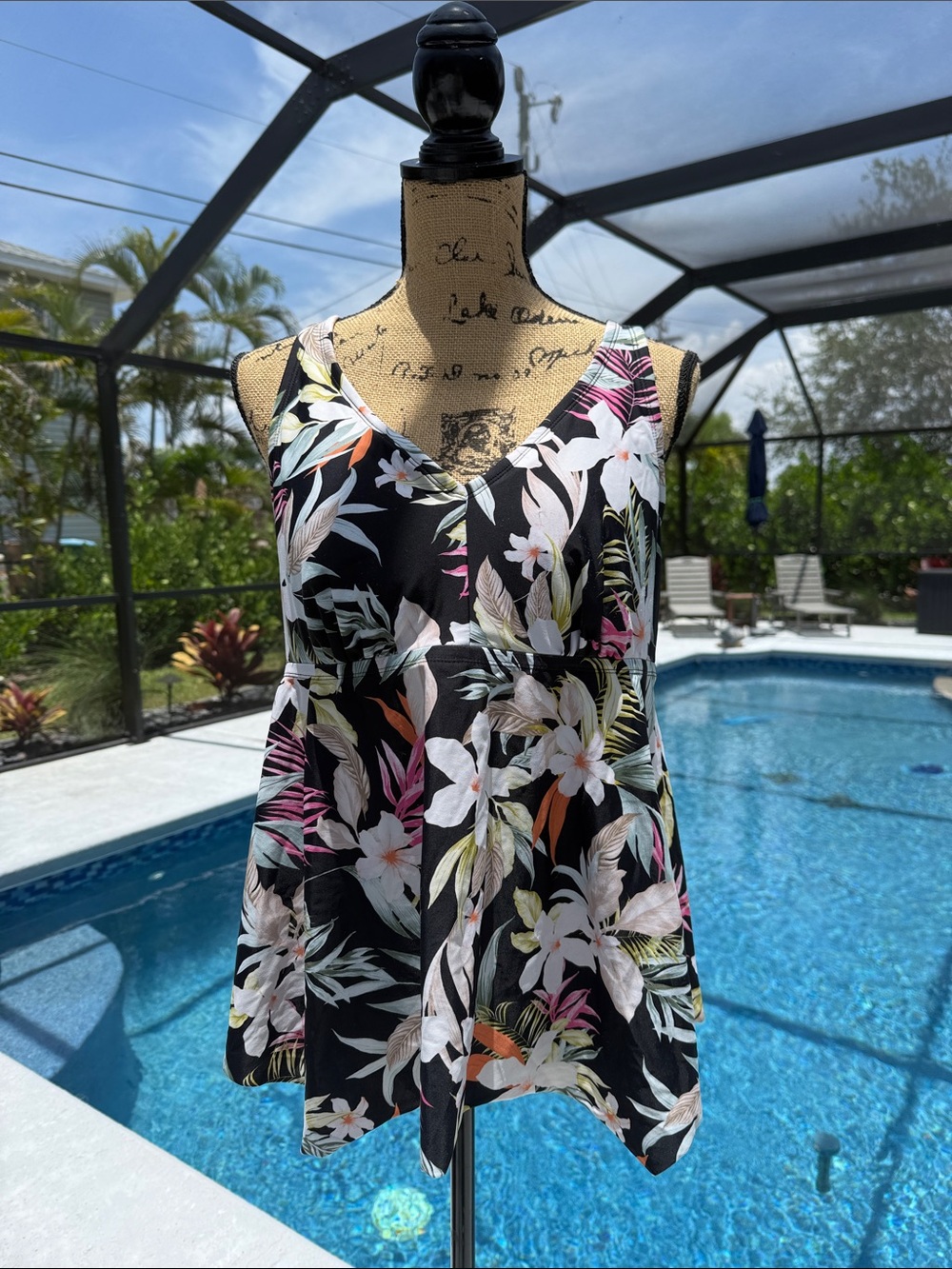 Kona sol  size 20  swimsuit, top with floral print